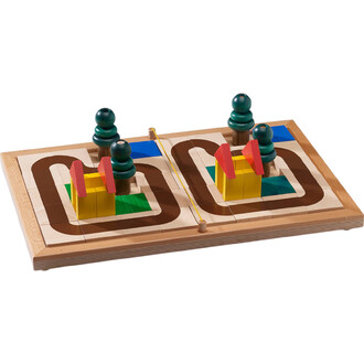 Plateau de jeu en bois avec un motif de routes, comprenant des blocs colorés en jaune, rouge, bleu et vert, ainsi que des arbres en bois. Deux zones de jeu sont distinctes, chacune avec des éléments de construction et des obstacles.