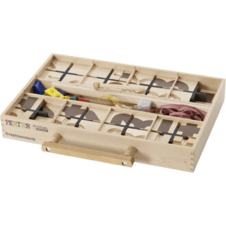 Coffret en bois contenant divers outils et formes pour l'apprentissage de la graphomotricité, avec des compartiments organisés et un petit tiroir en bois.