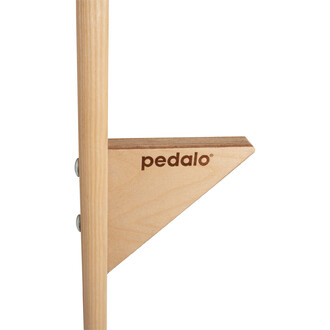 Image d'un support en bois avec un angle formé par une pièce triangulaire gravée du logo pedalo. Le support est monté sur un poteau en bois lisse, mettant en évidence une finition naturelle et un design épuré.