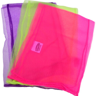 Trois foulards de jonglerie superposés en tissu léger transparent, de couleurs rose vif, vert anis et violet, avec une étiquette rose sur le foulard rose.