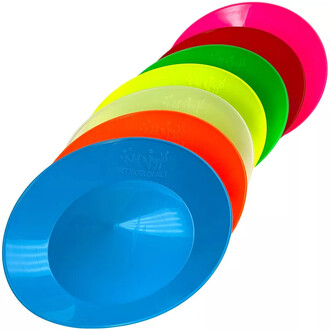 Sept assiettes de jonglerie en plastique translucide aux couleurs vives (bleu, orange, jaune, vert clair, vert foncé, rouge et rose), empilées et légèrement décalées en éventail, avec le logo NetJuggler visible sur l'assiette bleue au premier plan.