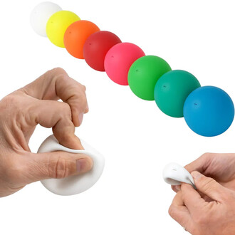 Kit 3 en 1 découverte de la jonglerie avec une main pressant une balle de jonglage souple blanche pour montrer sa texture, une autre main pliant une balle blanche, et une rangée de sept balles de couleurs alignées en diagonale sur fond blanc