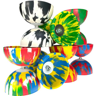 Un ensemble de diabolos colorés, empilés de manière artistique. Les diabolos présentent des motifs vifs et variés en rouge, jaune, vert, bleu et noir, avec des designs éclaboussés sur leur surface. Certains diabolos sont positionnés à l'envers, mettant en