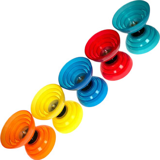 Kit diabolo Beach avec six diabolos de différentes couleurs : rouge, bleu, turquoise, jaune et orange, en forme conique, disposés en ligne. Chaque diabolo a des motifs de spirales sur sa surface. Les baguettes en aluminium anodisé ne sont pas visibles sur