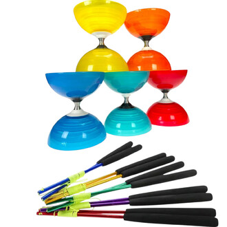 Kit de diabolo Beach Free+ avec trois diabolo colorés (jaune, orange, rouge, bleu, turquoise) et des baguettes en aluminium anodisé avec des poignées noires.