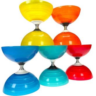 Cinq diabolos colorés empilés, comprenant des couleurs jaune, orange, rouge, turquoise et bleu, avec des corps en plastique transparent et une base en aluminium. Les diabolos sont présentés avec un design arrondi, montrant leur forme distinctive et leurs 