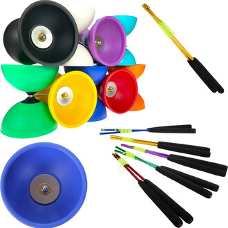 Kit comprenant plusieurs diabolos de différentes couleurs (noir, blanc, violet, turquoise, vert, rouge, orange, jaune) empilés, ainsi qu'une vue d'un diabolo bleu. En bas à droite, plusieurs baguettes en aluminium anodisé avec des poignées en mousse noire