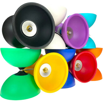 Divers diabolo de couleurs variées, y compris noir, blanc, vert, jaune, rouge, bleu, turquoise, violet et orange, empilés les uns sur les autres, montrant les faces ouvertes et les axes en métal.