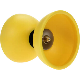Diabolo en plastique jaune, montrant une forme classique avec deux demi-sphères reliées par un axe central. L'intérieur de la roue révèle un mécanisme métallique, et la surface est lisse, ce qui permet une bonne rotation.