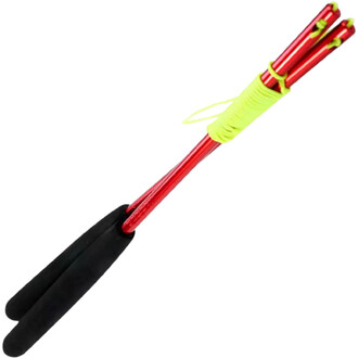Baguettes de diabolo en aluminium anodisé rouge avec poignées en caoutchouc noir et lanière jaune pour un meilleur grip et confort.