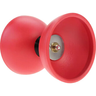 Diabolo rouge en plastique, vue en angle, montrant ses deux côtés et l'axe central avec un petit embout en métal.