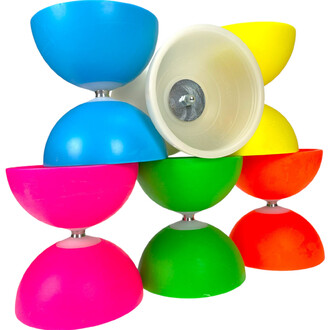 Kit diabolo lumineux Fluxo Comet – assortiment de diabolos colorés néon (bleu, rose, vert, jaune, orange et rouge) empilés autour d’un axe central sur fond blanc.