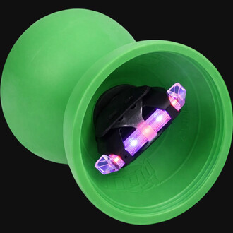 Diabolo vert du kit Comet Lumineux Fluxo, coque ouverte montrant les LEDs violet et rose intégrées dans le cadre noir.