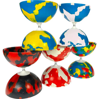 Kit de diabolo Jester XL lumineux Fluxo, composé de plusieurs coupelles colorées dans des motifs à motifs, avec des couleurs vives comme le bleu, le jaune, le rouge et le noir, empilées pour former une structure attrayante.