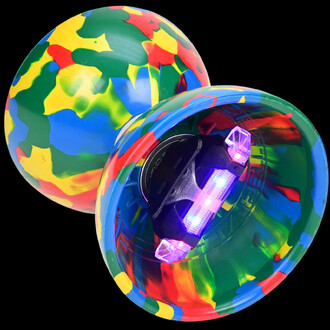 Kit diabolo Jester XL Lumineux Fluxo, avec deux diabolos colorés en motifs multicolores (vert, jaune, bleu, rouge) et un éclairage LED visible à l'intérieur, sur fond noir.