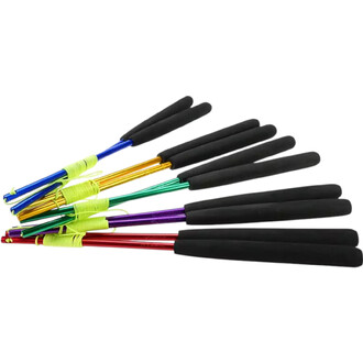 Baguettes en aluminium anodisé de différentes couleurs disposées sur une surface, avec des poignées en mousse noire pour un meilleur confort. Les baguettes sont enroulées de fil coloré, ajoutant une touche esthétique à l'ensemble.