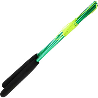 Baguettes de diabolo en aluminium anodisé, de couleur verte, avec des poignées en mousse noire pour un confort optimal. Une corde jaune est enroulée autour des baguettes pour une prise en main facile.