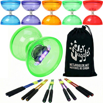 Kit diabolo lumineux Typhoon avec cinq baguettes en aluminium anodisé et sac noir NetJuggler ; diabolo vert néon éclairé par LED, entouré de diabolos colorés et de baguettes à grips noirs.