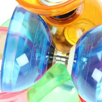 Kit diabolo Quartz lumineux avec des couleurs vives, comprenant des éléments en bleu, vert, orange et rouge, montrant des détails transparents et scintillants, disposés de manière artistique. Les baguettes Superglass sont visibles dans l'arrière-plan.