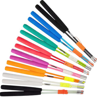 Baguettes de diabolo aux poignées colorées, disposées en éventail, comprenant des coloris tels que noir, bleu, vert, rose, orange, blanc et jaune. Chaque baguette est équipée d'une finition en caoutchouc pour une prise confortable. Les extrémités des bagu