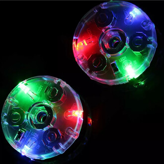 Diabolo Quartz lumineux avec des lumières LED multicolores rouge, vert et bleu, sur un fond noir, mettant en valeur la transparence et les détails des lumières.
