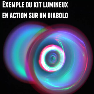 Exemple du kit lumineux en action sur un diabolo, montrant des couleurs vives et des effets de lumière sur un fond noir.