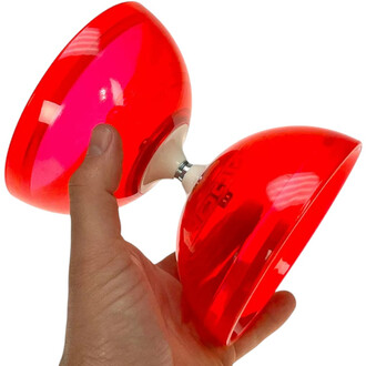Diabolo lumineux Typhoon Fluxo en main, avec deux coques rouges translucides brillantes et une fixation centrale blanche.