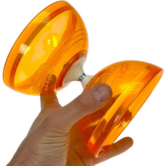 Kit diabolo Typhoon Lumineux Fluxo, diabolo orange translucide tenu en main, avec un axe central clair.