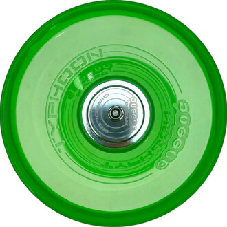Roulette verte du diabolo Typhoon Lumineux Fluxo, mise en avant sur un fond blanc, montrant le design transparent et brillant avec des détails en métal au centre.