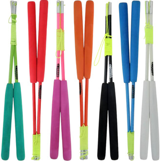 Baguettes colorées pour diabolo, comprenant des poignées en mousse de différentes teintes (vert, rouge, rose, orange, noir, bleu et blanc). Les baguettes sont regroupées par paires, avec des cordes attachées pour la manipulation.