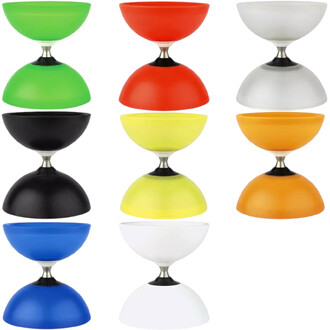 Une rangée de huit diabolos colorés, incluant des modèles en vert, rouge, noir, jaune, orange, bleu et blanc, tous avec une forme classique en deux parties. Chaque diabolo est monté sur une tige centrale en métal.