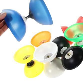 Kit diabolo Vision Free Lumineux Fluxo, avec un diabolo bleu tenu dans une main et plusieurs autres diabolos colorés (jaune, orange, noir, blanc, rouge, vert) disposés sur une surface.