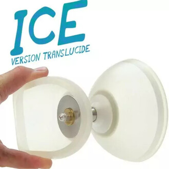 Main tenant un diabolo lumineux Vision Free, version translucide ICE, montrant les deux coques et le système d'axe central. Texte ICE VERSION TRANSLUCIDE en bleu en arrière-plan.