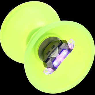 Diabolo lumineux de couleur verte fluo avec des LEDs intégrées au centre, visible de haut. Les baguettes anodisées en aluminium ne sont pas présentées sur l'image. Fond noir.