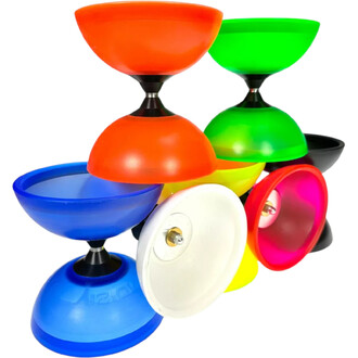Kit diabolo Vision Lumineux Fluxo composé de plusieurs diabolo de différentes couleurs : orange, vert, noir, rouge, jaune, bleu et blanc, empilés les uns sur les autres. Chaque diabolo a une finition translucide et est monté sur un axe central.
