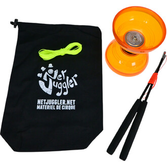 Kit Hurricane composé d'un diabolo orange, d'une corde jaune, de manches pour diabolo noir et d'un sac de rangement noir avec le logo de Netjuggler en blanc.