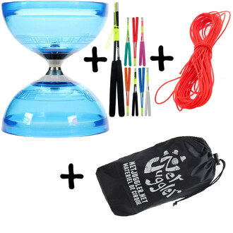 Kit de jonglerie comprenant un diabolo bleu, plusieurs bâtons de jonglage de différentes couleurs, une corde rouge et un sac de rangement noir avec le logo Netjuggler.