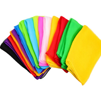 Lenços de malabarismo multicoloridos dobrados em forma de leque, para um kit escolar simples.