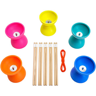 Kit escolar simples de malabarismo: conjunto colorido incluindo tigelas de plástico rosa, amarelas, turquesa, laranja e azuis, varetas de madeira e uma corda laranja.