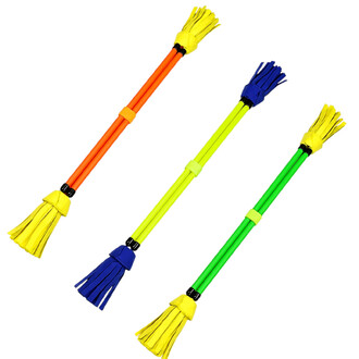 Kit escolar simples – três claves de malabarismo neon com franjas coloridas nas pontas sobre um fundo branco.