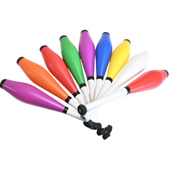 Conjunto de claves de malabarismo coloridas para escola, dispostas em forma de leque sobre fundo branco, com cabos brancos e pontas pretas.