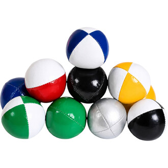 Bolas de malabarismo multicoloridas com costuras visíveis, empilhadas em forma de pirâmide.