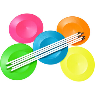 Kit escolar simples: pratos de plástico coloridos (rosa, azul, verde, amarelo e laranja) com varetas de malabarismo brancas dispostas na diagonal.