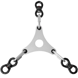 Ancrage en métal de forme triangulaire avec un trou central, équipé de trois mousquetons noirs. Conçu pour une capacité de charge de 30 kN, il est idéal pour la sécurité en jonglerie et autres activités aériennes.