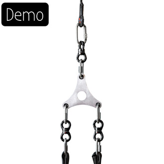 Ancrage 3 points en métal, capable de supporter jusqu'à 30 kN, avec trois maillons de connexion et une pièce centrale en forme de triangle dotée d'un trou central. Carabine en haut pour l'attache, le tout sur fond blanc.