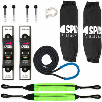 Photo d'un kit de slackline Spider Slacklines comprenant plusieurs éléments. Deux sangles vertes avec boucles noires, quatre boulons avec embouts noirs, deux étiquettes '12 kN WLL' de Spider Slacklines, une manille en acier, une corde noire avec une boucl