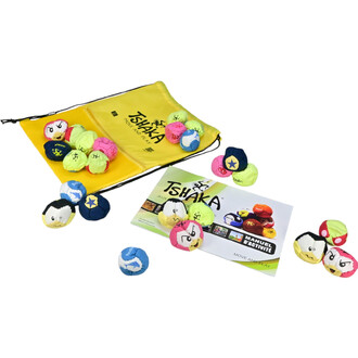 Kit pédagogique contenant 24 TSHAKA colorés et un manuel d'activité, avec des balles aux motifs variés dans un sac jaune. Les balles sont disposées autour du sac et du manuel, qui présente les jeux et activités associés.