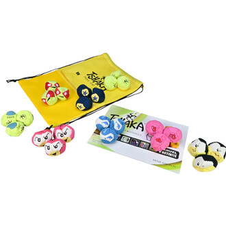Kit pédagogique comprenant 24 TSHAKA de différentes couleurs et designs, un manuel d'activité, et un sac jaune de rangement. Les TSHAKA sont des balles colorées avec divers motifs amusants, disposées autour du manuel qui présente des conseils et des activ