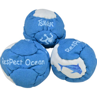 Trois balls TSHAKA de couleurs bleu et blanc, avec des inscriptions telles que Respect Ocean et des motifs de poissons, présentées sur un fond neutre, faisant partie d'un kit pédagogique.
