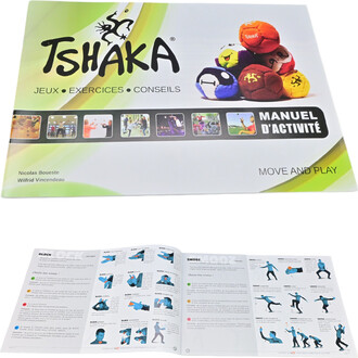 Kit pédagogique comprenant 24 balls TSHAKA et un manuel d’activité. Sur la couverture, le logo TSHAKA se trouve en haut à gauche, accompagné de mots-clés « Jeux, Exercices, Conseils ». À droite, on aperçoit une pile de balles colorées. Le manuel, présenté